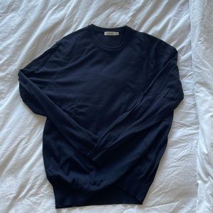 Men’s short sleeve crewneck sweater.